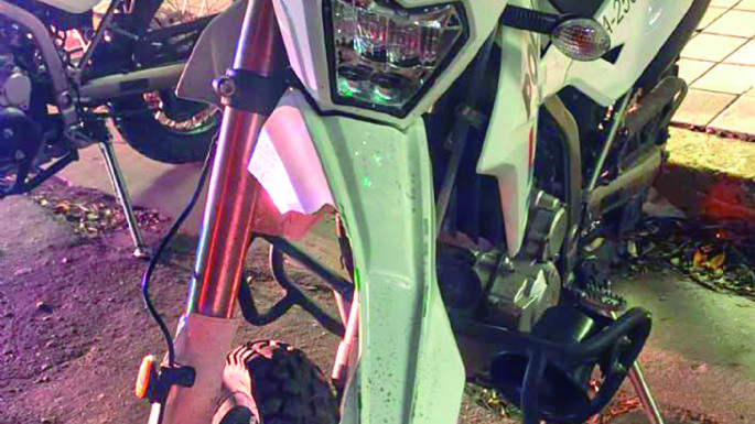 Intentó escapar de un control y chocó a un policía