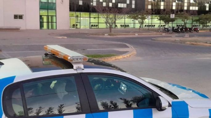 Chocó a un perro, cayó sobre el asfalto y se fracturó el codo
