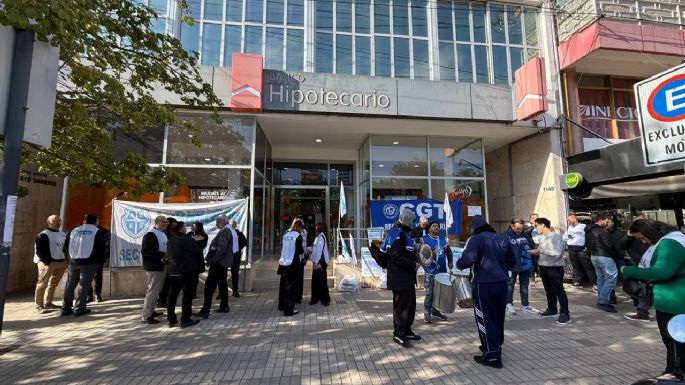 Trabajadores del Hipotecario se concentran ante el cierre de sucursales y tesoros regionales