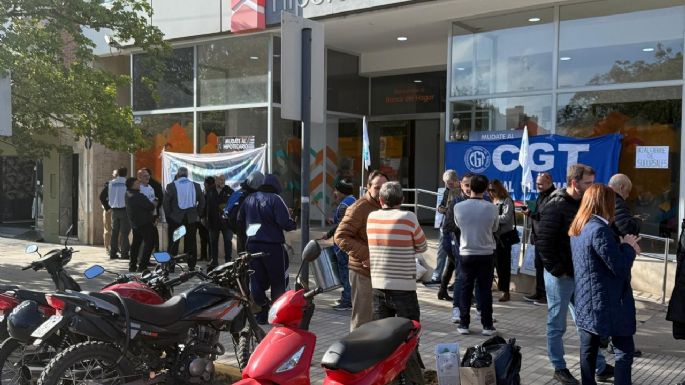 Trabajadores del Hipotecario se concentran ante el cierre de sucursales y tesoros regionales