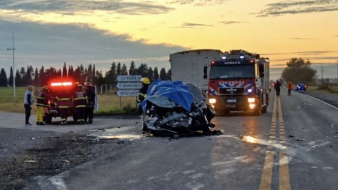 Murieron tres personas tras un choque entre un camión y una camioneta