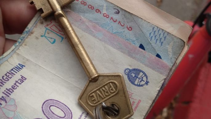 Encontró dinero y una llave en la calle y busca a su dueña