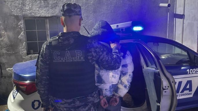 Joven ocasionó disturbios y dañó un móvil policial: terminó detenido