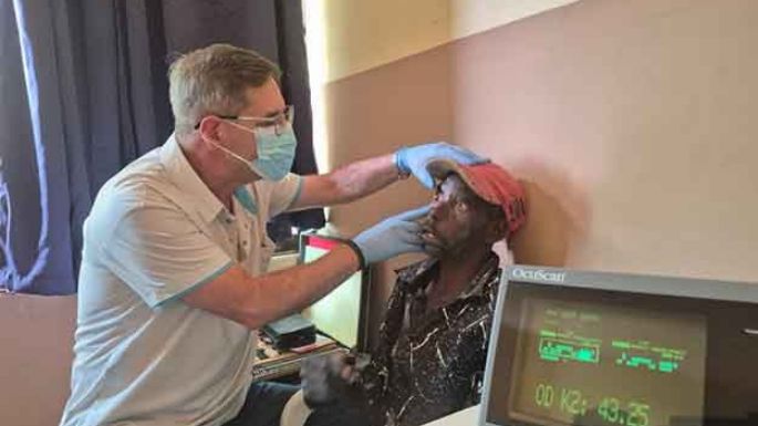 Docente de la UNVM en una misión humanitaria en África