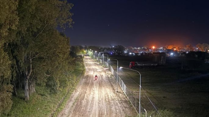 Colocaron luces led en el perímetro del nuevo predio deportivo
