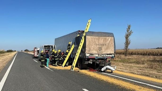 Choque entre dos camiones en la autopista Córdoba-Rosario