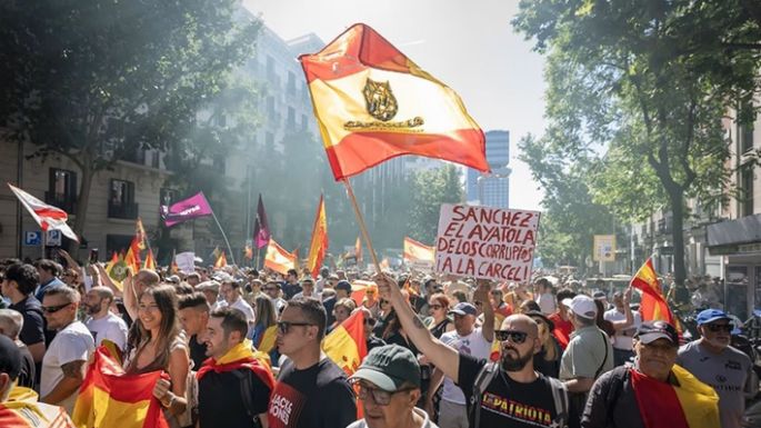 Una multitud en las calles pide la renuncia de Sánchez