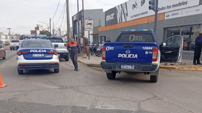 Chocó un móvil policial en la avenida Perón