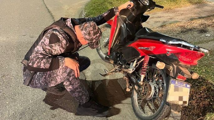Detuvieron a dos jóvenes tras intentar escapar de un control y dañar un móvil policial