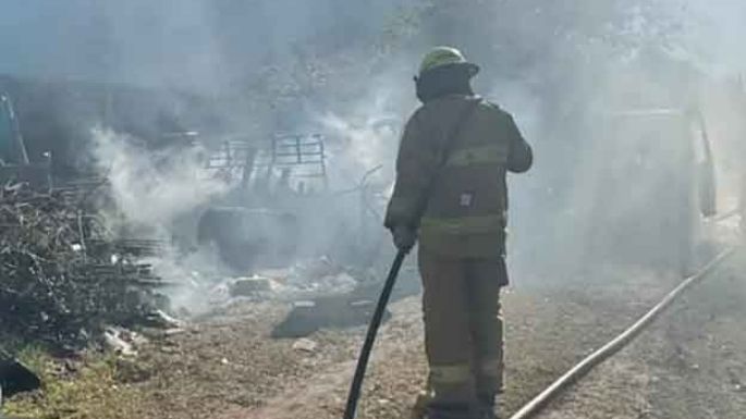 Un joven fracturado y un vehículo incendiado