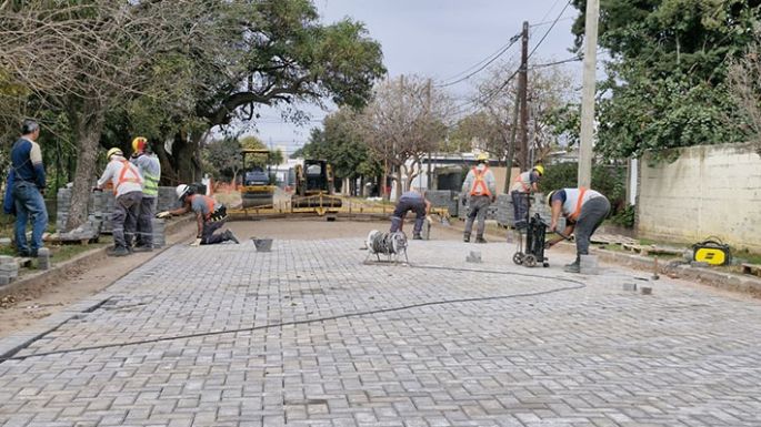 Adoquinado ante una escuela