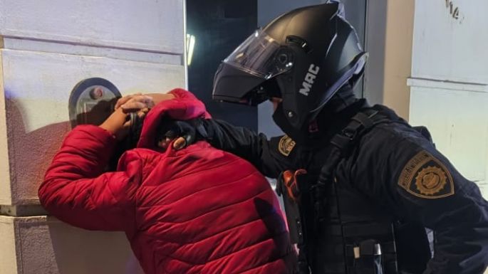 Lanzó droga desde su moto al ver a la policía
