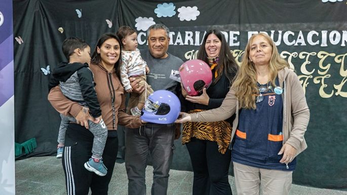 Regalaron cascos a niños