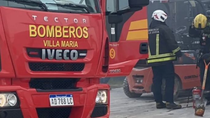 Fuego en una casa durante la madrugada