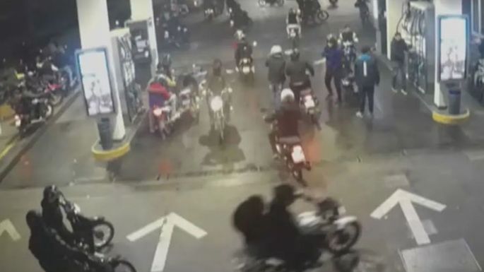Cerca de 60 motos invadieron una YPF y asaltaron al playero