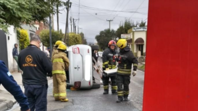 Conductor chocó contra una camioneta, volcó y quedó atrapado