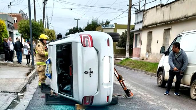 Taxista con serias lesiones tras chocar una camioneta y volcar