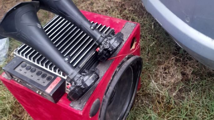 Retuvieron un auto con música a alto volumen y le quitaron el equipo de sonido