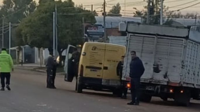 Dos chicos en bici fueron embestidos en ruta 2 en Villa Nueva