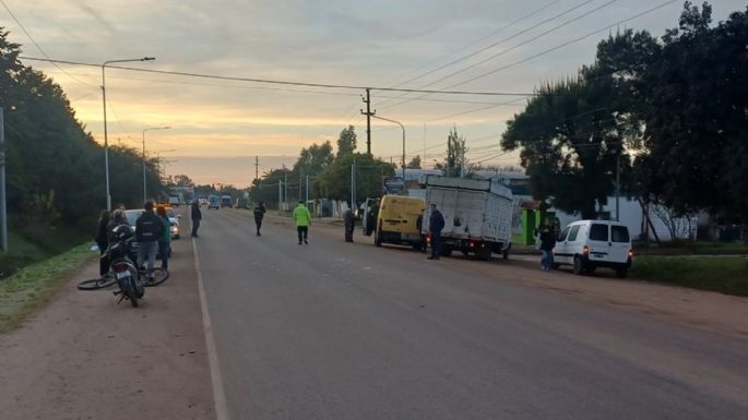Dos chicos en bici fueron embestidos en ruta 2 en Villa Nueva