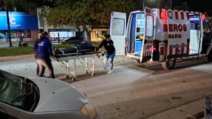 Una mujer resultó herida tras un choque entre un auto y una moto