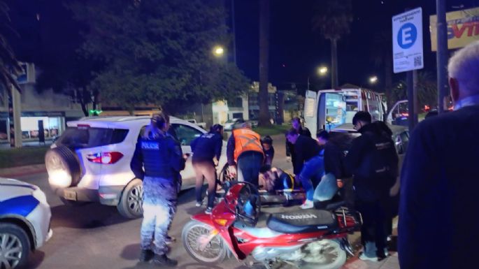 Una mujer resultó herida tras un choque entre un auto y una moto