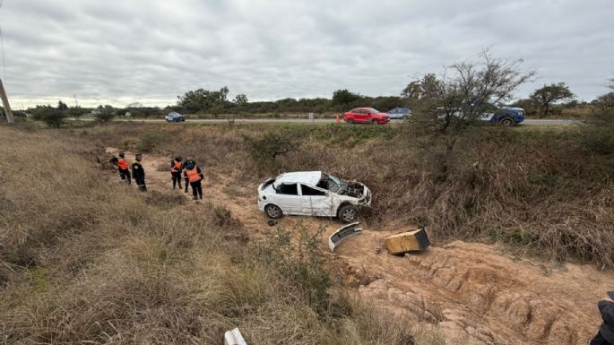 Perdió el control de su auto y dio varios tumbos: está en grave estado
