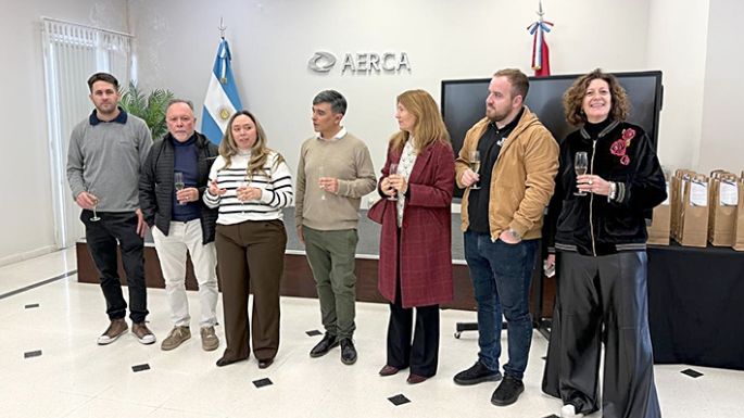 Brindis con la prensa y una “primicia”