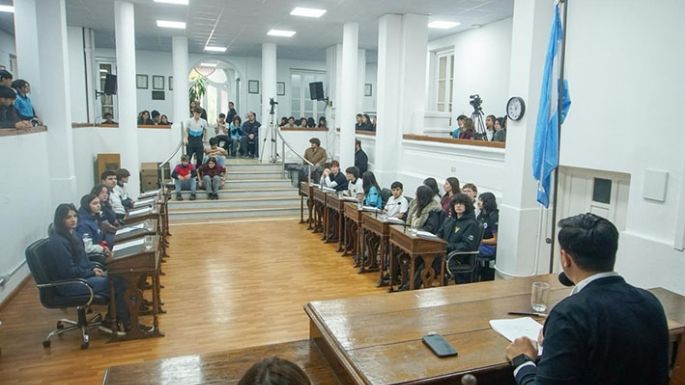 La primera sesión estudiantil