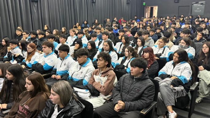 A sala llena, estudiantes secundarios se interiorizaron sobre la búsqueda de desaparecidos