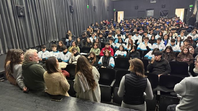 A sala llena, estudiantes secundarios se interiorizaron sobre la búsqueda de desaparecidos