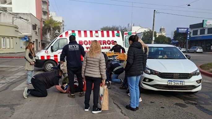 Dos ciclistas heridos y el conductor de una moto se dio a la fuga