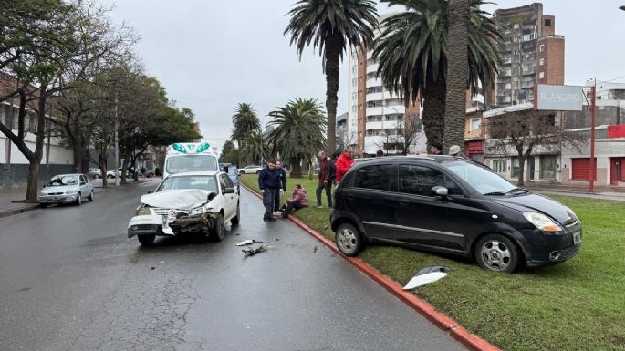 Un auto terminó sobre el cantero central en un choque por alcance
