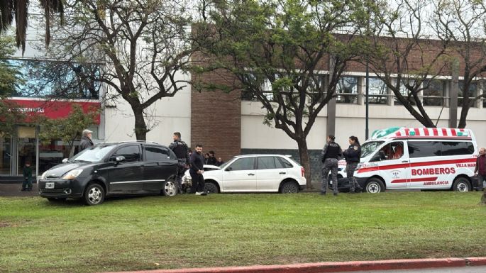 Un auto terminó sobre el cantero central en un choque por alcance