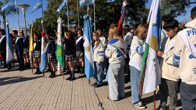 La emoción de niños de Villa Nueva al prometer lealtad a la Bandera Argentina