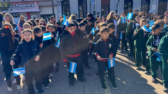 La emoción de niños de Villa Nueva al prometer lealtad a la Bandera Argentina