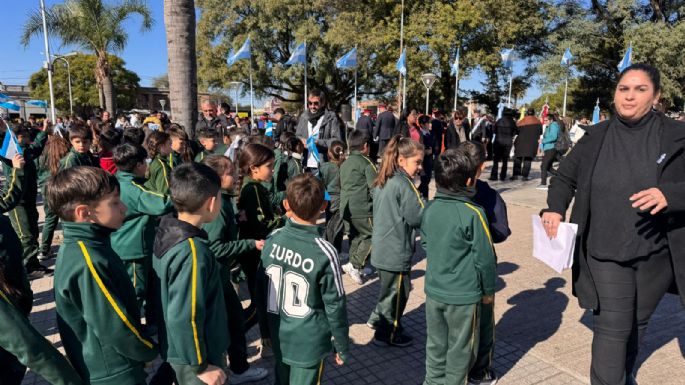 La emoción de niños de Villa Nueva al prometer lealtad a la Bandera Argentina