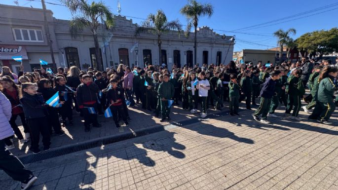 La emoción de niños de Villa Nueva al prometer lealtad a la Bandera Argentina