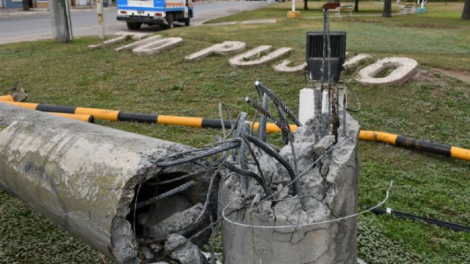 Un camión dañó infraestructura aérea y derribó un poste 