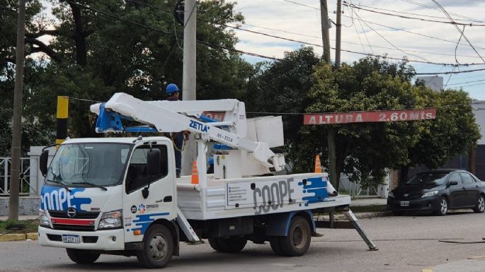 Un camión dañó infraestructura aérea y derribó un poste 