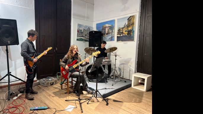 Anita Coschica y Lado B brindaron una noche de música en la Casa de la Cultura