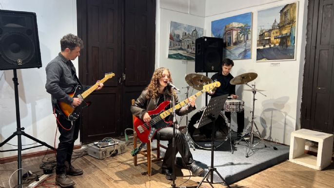 Anita Coschica y Lado B brindaron una noche de música en la Casa de la Cultura