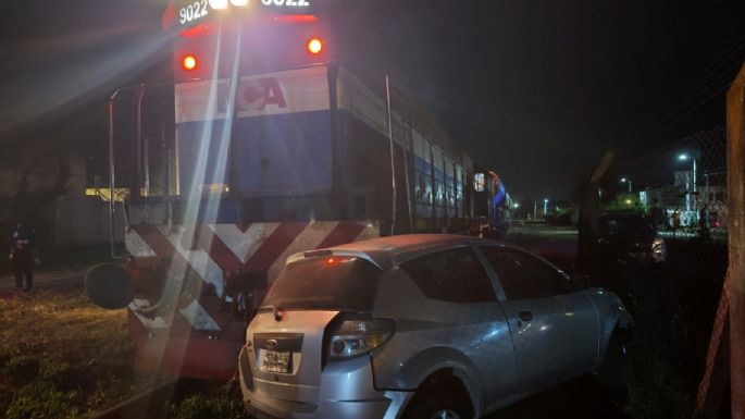 Un tren arrastró casi 150 metros a un automóvil tras una colisión