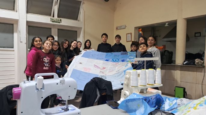 Más de 400 manos dieron vida a la primera Bandera Comunitaria de barrio Los Olmos