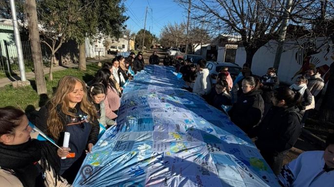 Más de 400 manos dieron vida a la primera Bandera Comunitaria de barrio Los Olmos