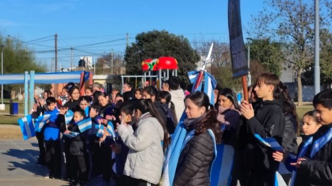 Más de 400 manos dieron vida a la primera Bandera Comunitaria de barrio Los Olmos