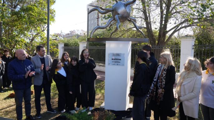 Emplazaron la pieza Neurósfera, en el centenario de la asunción de Sobral en el Rivadavia