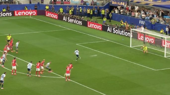 Messi erró un penal tras una falta contra Lautaro Martínez