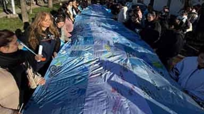 Con 400 manos, construyeron la primera bandera comunitaria