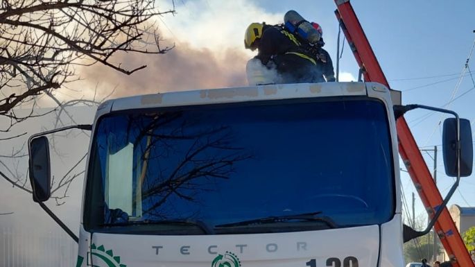 Se incendió la caja compactadora de un camión de basura
